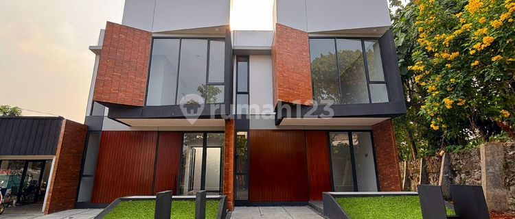 Comfortable and Strategic House Near Bintaro Toll Road 1