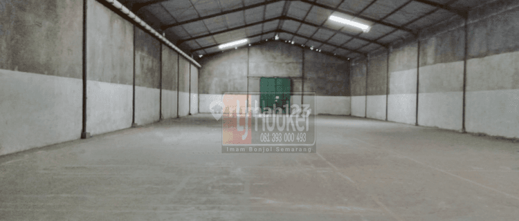 Gudang luas lengkap loading dock dan kantor dekat pintu Tol 1