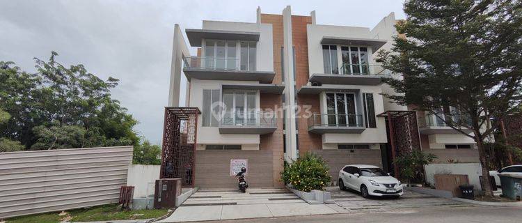 Rumah 3 Lantai Baru Unfurnished HGB di Citraland Megah, Batam 1