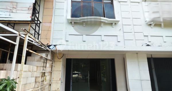 Ready-to-Use 3-Story Shophouse in Cibubur, Harjamukti, Cimanggis, Depok. 1