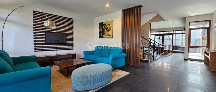 Rumah 3 Lantai di Setraduta Fully Furnished Bagus 1