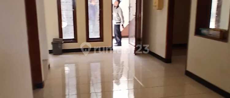 Disewakan Rumah 2 Lantai Siap Huni Lokasi Strategis di Batununggal Bandung 1