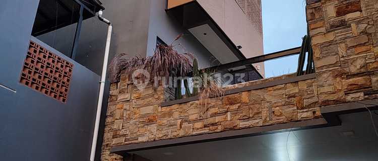 Ready-to-Live Modern New House, Strategic Location Near Jagakarsa Toll Road 1