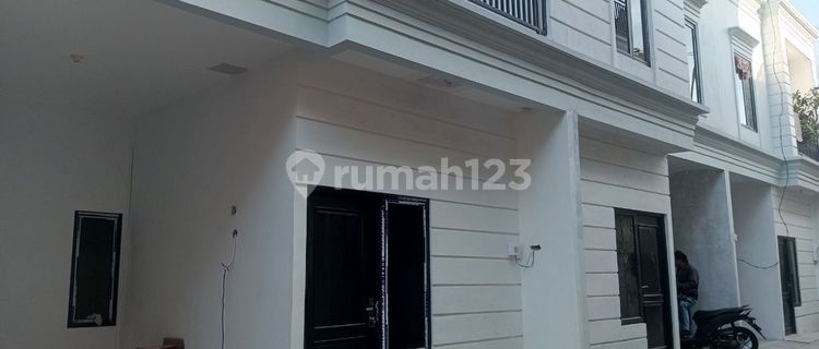 House in Kebagusan Jagakarsa with 2-Story Carport Near Andika Hospital 1