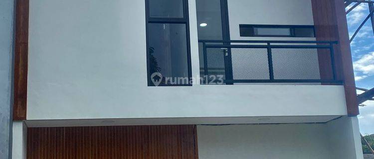 Rumah 2 Lantai Modern Dekat Stasiun Sudimara 1