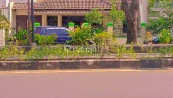 rumah 2 lantai besar & luas selesai renovasi di Jajar, Solo. 
 1