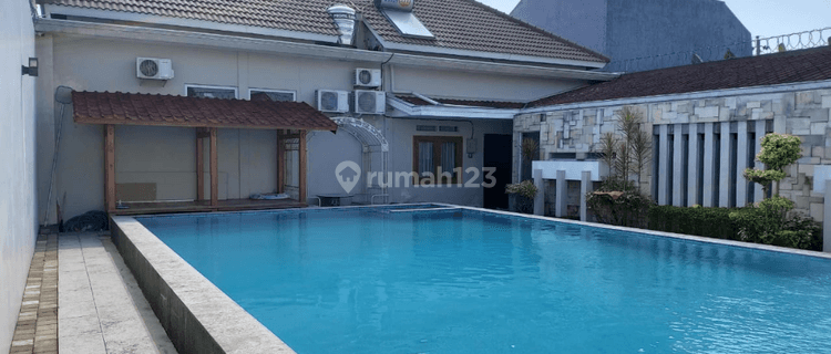 Rumah Mewah modern full furnish kolam renang  di Solo Baru 1