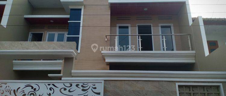 Rumah baru gress 2 lantai di Jajar  Laweyan Solo 1