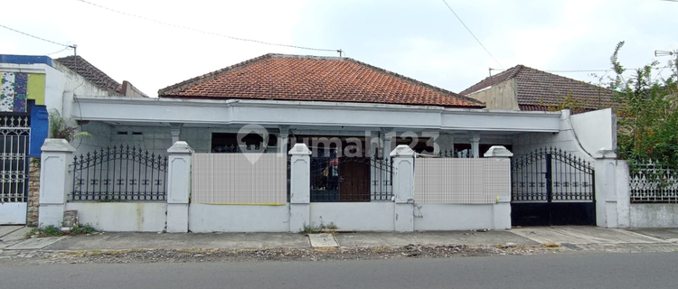 Strategic house widely used in Sumber Banjarsari, Solo. 1