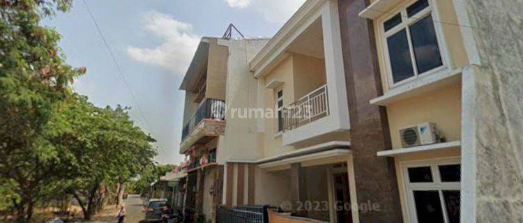 Rumah bagus baru 2 lantai semi furnish di Perum Gentan Solo 1