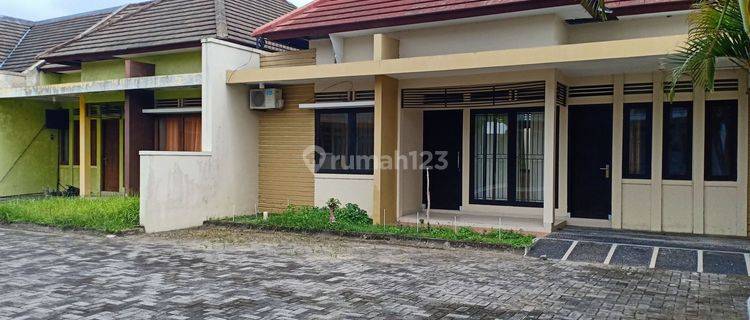 Rumah Bagus siap huni  di cluster Paulan Colomadu Solo 1