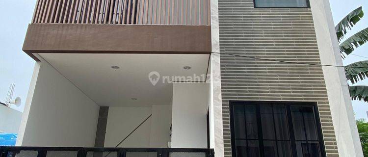 Rumah 2 Lantai Lokasi Dekat Stasiun Jatinegara