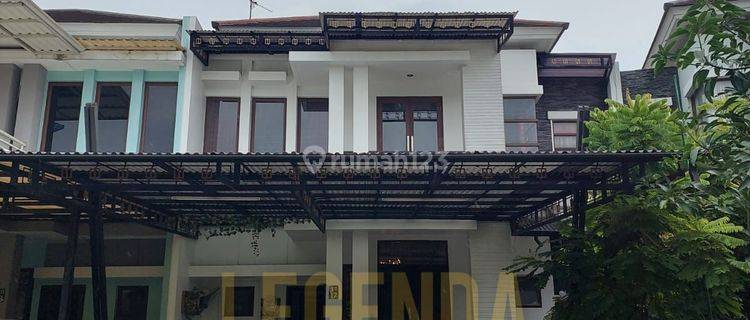 Rumah depan taman bersebelahan dengan mall dan hotel di grand wisata  1