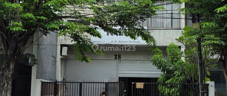 Ruko 3 Lantai Di Tengah Gresik Kota,Jarang Ada Bangunan Terawat 1