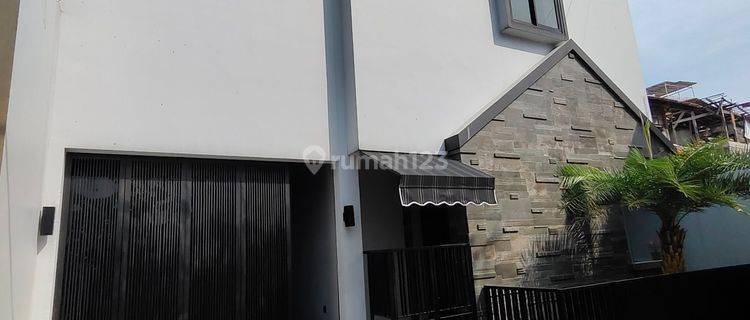 Rumah FullyFurnioshed Cigadung, Bangunan Baru Bergaya Industrial 1