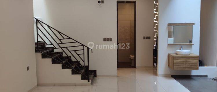 Rumah Baru Modern Minimalis di Sayap Setrasari Sutami 1