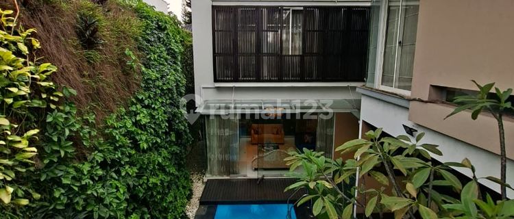 Rumah Premium dengan Kolam Renang di Kota Baru Parahyangan 1