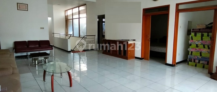 Well-Maintained Comfortable House Ready to Occupy in Taman Kopo Indah 3 1