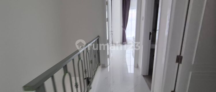 New 2-Story House in American Classic Style Ready to Occupy in Sunter Graha Pratama, North Jakarta 1