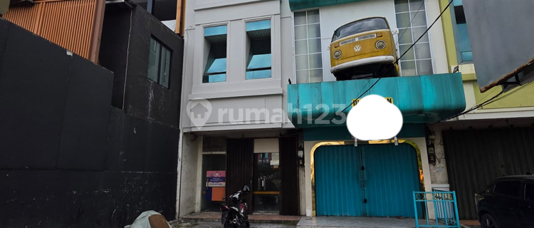 Cheap Quick Sale 3-Story Shop House on Pesanggrahan Street, Kembangan, Central Jakarta 1