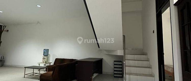 Rumah 2 lantai, lebar 9,utara, 5 Br, siap huni 1