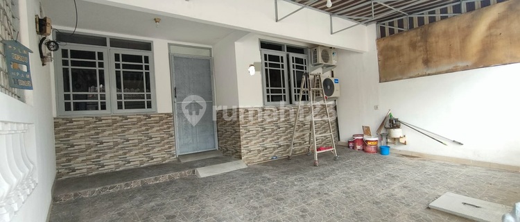 Rumah Strategis Hanya 5 Menit Menuju Stasiun Taman Kota Jakarta Barat 1