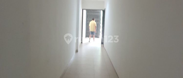 4-storey shophouse with spacious parking 1