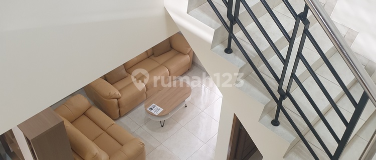 Dijual Rumah Bagus Tingkat 2 Lantai Siap Pakai Di Perumahan Greenwood, Semarang 1