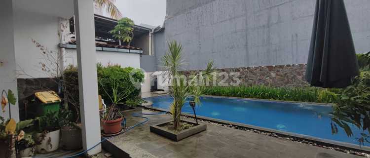 Luxury House, Squirrel Street 350 Meters, Near Ratulangi, Veteran, Wolf. 1