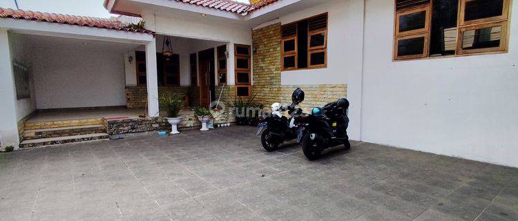 Rumah 3 Lantai Bagus Full Furnish Siap Huni Samping Jalan Utama 1