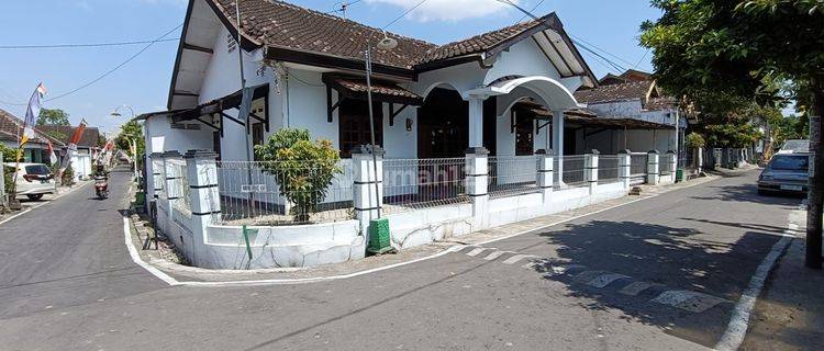 Rumah Bgus Hook Siyab Huni di Colomadu Solo  1