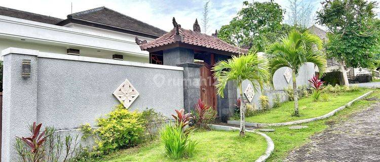 Villa Fully Furnished Klasik Di Pecatu Graha, View Ocean & Kota

VILLA FURNISHED KLASIK

Pecatu Graha

Spesifikasi : 

Luas Tanah : 635 m²

Luas Bangunan : 850 m²

Kamar Tidur : 4 + 2

Kamar Mandi : 4 + 1

Ruang Gym

Ruang Supir

Gudang : 2

Kolam Renang  1