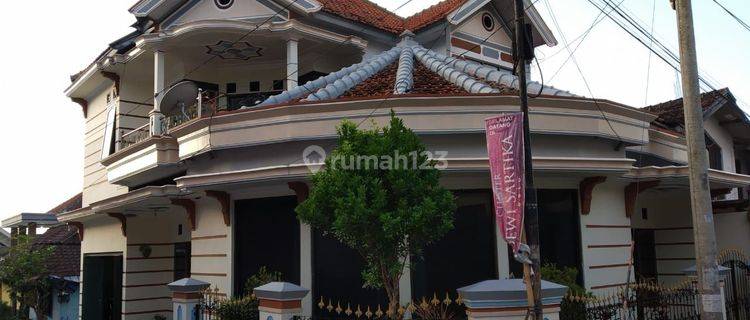 Rumah Murah 2lt Posisi Hook Siap Huni Di Jl. Dewi Sartika BATU

Spesifikasi : 

Luas Tanah : 140m²

Luas Bangunan : 250m²

Kamar Tidur : 3

Kamar Mandi : 2

PLN : 1300Watt

Air : PDAM

Hadap : Utara + Barat

SHM 

Harga 900 Juta Nego Tipis 1