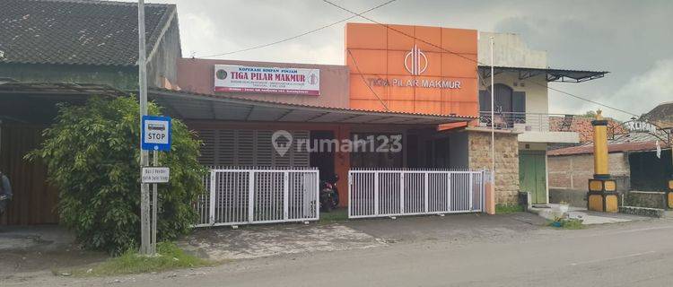 Eks Kantor Lokasi Strategis Di Jl. Adi Sumarmo, Colomadu Karanganyar 


Spesifikasi :


Bangunan 2018


SHM


Luas Tanah : 315m²


Luas Bangunan : 250m²


Lebar : 14.5


Panjang : 22


PLN : 11.000 Watt


Air : PDAM


Kamar Tidur : 4


Kamar Mandi : 2


R 1