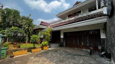 Rumah 2 lantai Non Furnished Lokasi Strategis Patal Senayan
