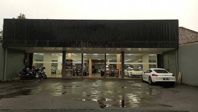 Disewakan Ex Showroom Mainroad Cihampelas@