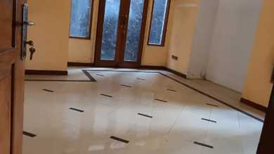 Disewakan Cepat Rumah Cantik dengan Tanah Luas 355 m2 Daerah Cimahi
