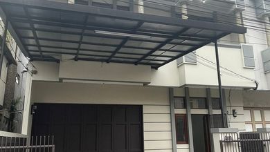 Rumah Modern Luas 170 Jual di Taman Kopo Indah, Bandung