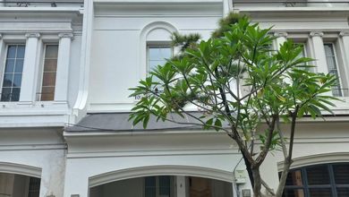 DIJUAL CEPAT RUMAH 3 LANTAI SIAP HUNI DI KEBON JERUK LB 230m2