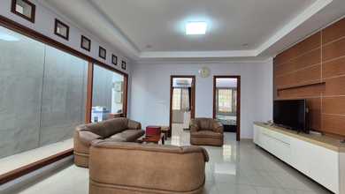 Rumah Modern di Singgasana, Bandung, LT 180 m2