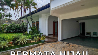Fast Sale Rumah 1 Lt. Model Klasik Halaman Luas di Permata Hijau