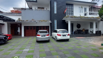 Rumah siap huni taman luas di kemang