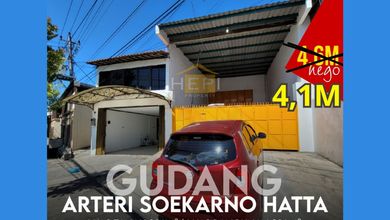 Gudang Tengah Kota Di Arteri Soekarno Hatta