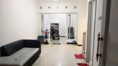 Disewakan Cepat Rumah Cantik dengan Lahan Luas 105 m2 di Semarang Barat