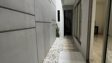 Disewakan Rumah Minimalis Kawasan Golf Island, Jakarta Utara, Luas  120 m2