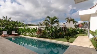 FOR RENT VILLA NEW 3BR BIG GARDEN BIG POOL KAWASAN STARTEGIS PADONAN