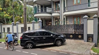 Rumah Mewah Luas 809 m2, di Puri Indah, Jakarta Barat
