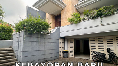 Rumah Mewah 3 Lt. Hadap Selatan Lokasi Tenang di Kebayoran Baru