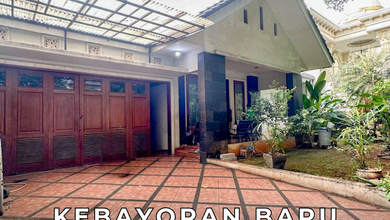 Rumah 2 Lantai Hadap Selatan di Lokasi Strategis Kebayoran Baru