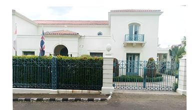 Rumah mewah di jalan Anggrek Indah Lestari lebak bulus Jaksel